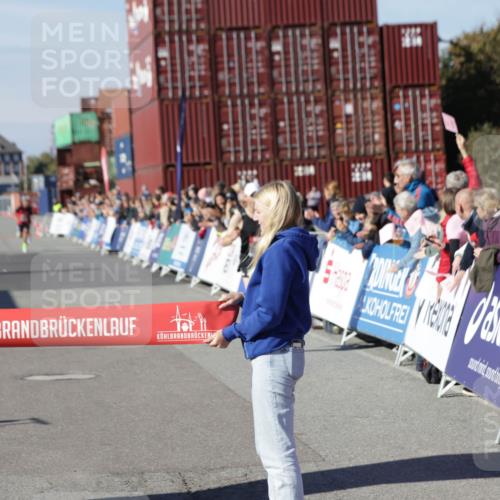 03.10.2025 - Köhlbrandbrückenlauf Jannik Wohlers http://msf.ph/oto/9075786 03.10.2025 12:46:42 Ziel 4027, 4033 meine-sportfotos.de
