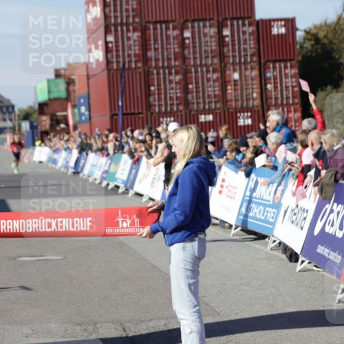 03.10.2025 - Köhlbrandbrückenlauf Jannik Wohlers http://msf.ph/oto/9075795 03.10.2025 12:46:42 Ziel 4027, 4033 meine-sportfotos.de