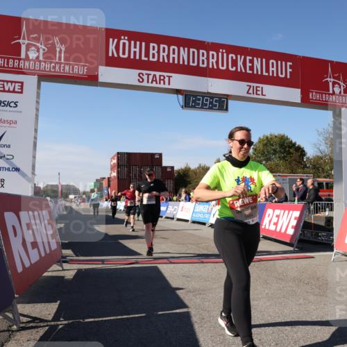 03.10.2025 - Köhlbrandbrückenlauf Lena Gebhardt http://msf.ph/oto/9075797 03.10.2025 13:39:58 Ziel 5264, 5484, 5487, 5565, 5566, 5831, 5832, 5835, 6399, 6400, 6401, 6403, 6522 meine-sportfotos.de