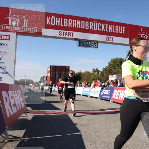 03.10.2025 - Köhlbrandbrückenlauf Lena Gebhardt http://msf.ph/oto/9075816 03.10.2025 13:39:58 Ziel 5264, 5484, 5487, 5565, 5566, 5831, 5832, 5835, 6399, 6400, 6401, 6403, 6522 meine-sportfotos.de