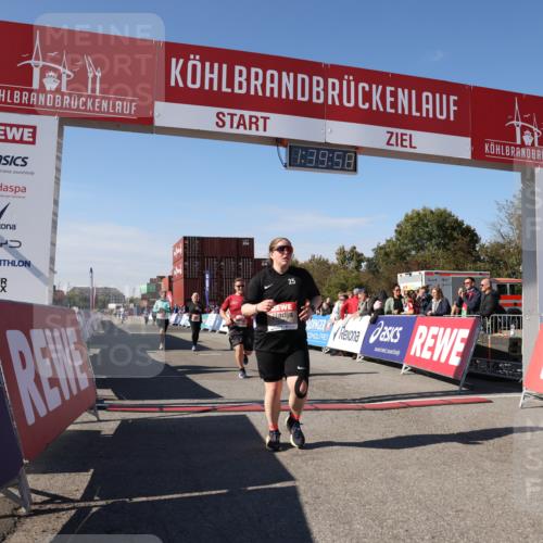 03.10.2025 - Köhlbrandbrückenlauf Lena Gebhardt http://msf.ph/oto/9075843 03.10.2025 13:39:59 Ziel 5264, 5484, 5487, 5565, 5566, 5831, 5832, 5835, 6399, 6400, 6401, 6403, 6522 meine-sportfotos.de