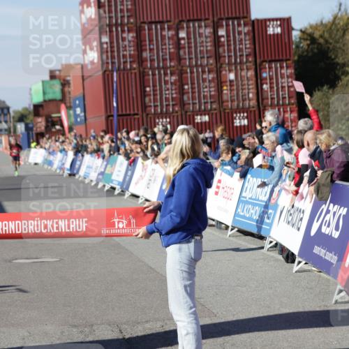 03.10.2025 - Köhlbrandbrückenlauf Jannik Wohlers http://msf.ph/oto/9075857 03.10.2025 12:46:42 Ziel 4027, 4033 meine-sportfotos.de