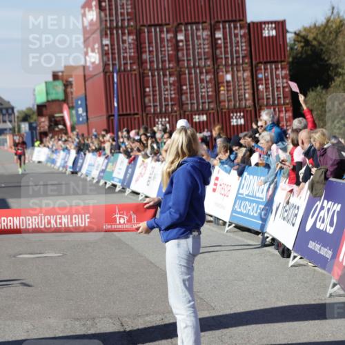 03.10.2025 - Köhlbrandbrückenlauf Jannik Wohlers http://msf.ph/oto/9075865 03.10.2025 12:46:42 Ziel 4027, 4033 meine-sportfotos.de