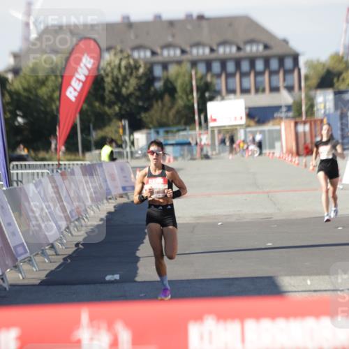 03.10.2025 - Köhlbrandbrückenlauf Jannik Wohlers http://msf.ph/oto/9075886 03.10.2025 12:46:45 Ziel 4027, 4033, 6740 meine-sportfotos.de