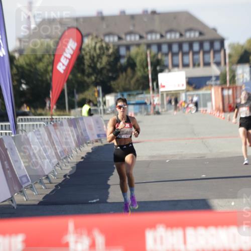 03.10.2025 - Köhlbrandbrückenlauf Jannik Wohlers http://msf.ph/oto/9075904 03.10.2025 12:46:45 Ziel 4027, 4033, 6740 meine-sportfotos.de