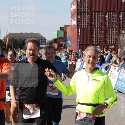 03.10.2025 - Köhlbrandbrückenlauf Jannik Wohlers http://msf.ph/oto/9076005 03.10.2025 13:16:50 Ziel 4168, 4330, 4356, 4359, 4431, 4551, 4605, 4813, 5028, 5053, 5099, 5166, 5302, 5385, 5386, 5453, 5467, 6286, 6299, 6340, 6343, 6620, 6658, 6697, 6746, 6785 meine-sportfotos.de