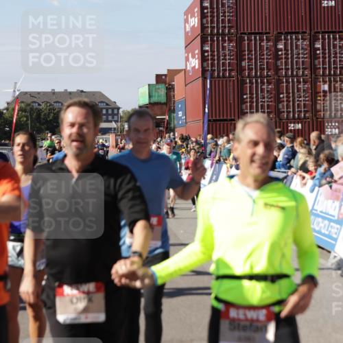 03.10.2025 - Köhlbrandbrückenlauf Jannik Wohlers http://msf.ph/oto/9076038 03.10.2025 13:16:50 Ziel 4168, 4330, 4356, 4359, 4431, 4551, 4605, 4813, 5028, 5053, 5099, 5166, 5302, 5385, 5386, 5453, 5467, 6286, 6299, 6340, 6343, 6620, 6658, 6697, 6746, 6785 meine-sportfotos.de