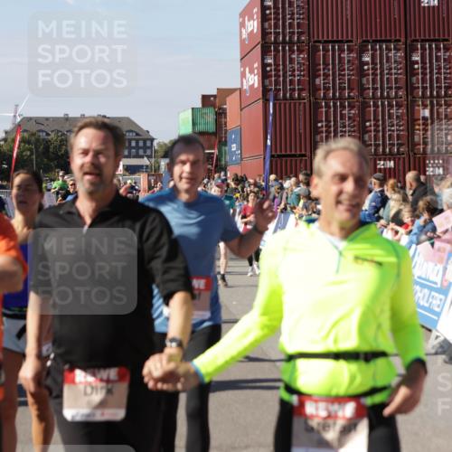 03.10.2025 - Köhlbrandbrückenlauf Jannik Wohlers http://msf.ph/oto/9076049 03.10.2025 13:16:50 Ziel 4168, 4330, 4356, 4359, 4431, 4551, 4605, 4813, 5028, 5053, 5099, 5166, 5302, 5385, 5386, 5453, 5467, 6286, 6299, 6340, 6343, 6620, 6658, 6697, 6746, 6785 meine-sportfotos.de