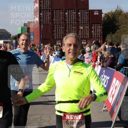 03.10.2025 - Köhlbrandbrückenlauf Jannik Wohlers http://msf.ph/oto/9076116 03.10.2025 13:16:50 Ziel 4168, 4330, 4356, 4359, 4431, 4551, 4605, 4813, 5028, 5053, 5099, 5166, 5302, 5385, 5386, 5453, 5467, 6286, 6299, 6340, 6343, 6620, 6658, 6697, 6746, 6785 meine-sportfotos.de