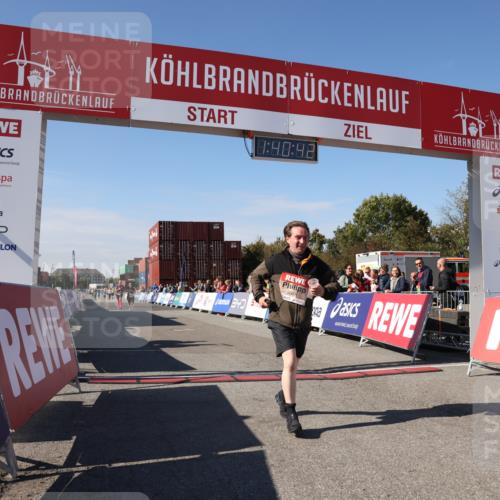 03.10.2025 - Köhlbrandbrückenlauf Lena Gebhardt http://msf.ph/oto/9076351 03.10.2025 13:40:43 Ziel 5558, 6134, 6135 meine-sportfotos.de