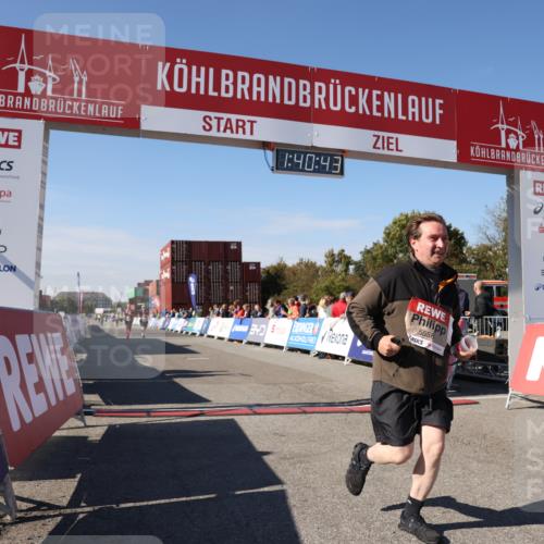 03.10.2025 - Köhlbrandbrückenlauf Lena Gebhardt http://msf.ph/oto/9076374 03.10.2025 13:40:43 Ziel 5558, 6134, 6135 meine-sportfotos.de