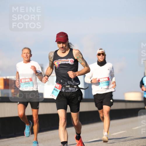 03.10.2025 - Köhlbrandbrückenlauf Jannik Wohlers http://msf.ph/oto/9076379 03.10.2025 09:42:56 Position 3 1048, 007, 3 meine-sportfotos.de