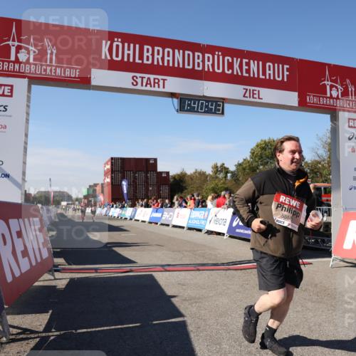 03.10.2025 - Köhlbrandbrückenlauf Lena Gebhardt http://msf.ph/oto/9076389 03.10.2025 13:40:43 Ziel 5558, 6134, 6135 meine-sportfotos.de