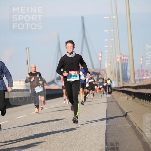 03.10.2025 - Köhlbrandbrückenlauf Jannik Wohlers http://msf.ph/oto/9076465 03.10.2025 09:42:59 Position 3 2879, 3083 meine-sportfotos.de