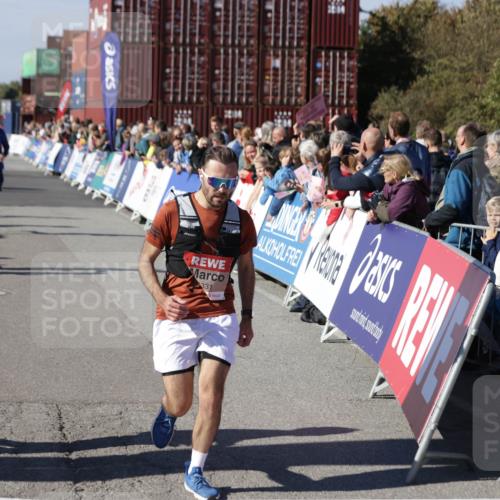 03.10.2025 - Köhlbrandbrückenlauf Jannik Wohlers http://msf.ph/oto/9076526 03.10.2025 13:17:03 Ziel 4168, 4242, 4331, 4359, 4361, 4605, 4861, 4978, 4982, 5033, 5073, 5087, 5090, 5100, 5302, 5453, 5467, 5479, 5840, 6474, 6623, 6626, 6658 meine-sportfotos.de
