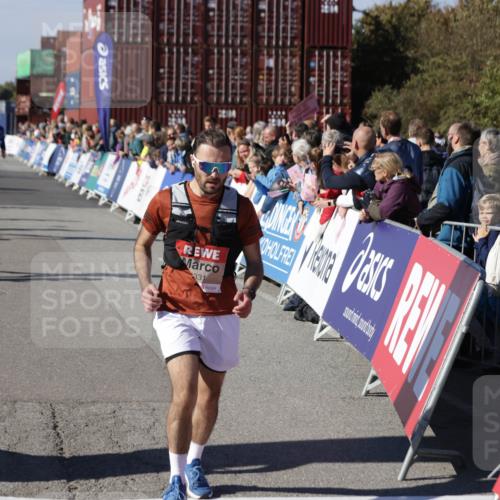 03.10.2025 - Köhlbrandbrückenlauf Jannik Wohlers http://msf.ph/oto/9076560 03.10.2025 13:17:03 Ziel 4168, 4242, 4331, 4359, 4361, 4605, 4861, 4978, 4982, 5033, 5073, 5087, 5090, 5100, 5302, 5453, 5467, 5479, 5840, 6474, 6623, 6626, 6658 meine-sportfotos.de
