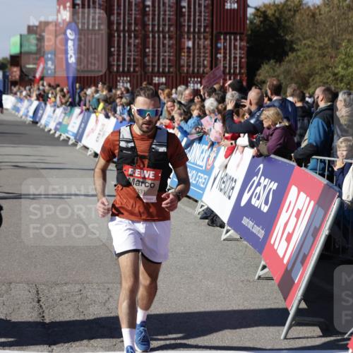 03.10.2025 - Köhlbrandbrückenlauf Jannik Wohlers http://msf.ph/oto/9076576 03.10.2025 13:17:03 Ziel 4168, 4242, 4331, 4359, 4361, 4605, 4861, 4978, 4982, 5033, 5073, 5087, 5090, 5100, 5302, 5453, 5467, 5479, 5840, 6474, 6623, 6626, 6658 meine-sportfotos.de