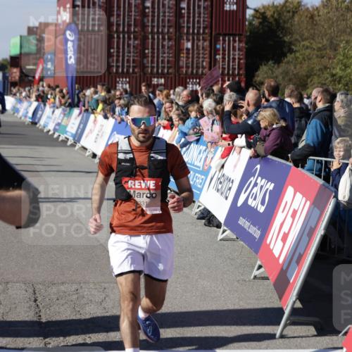 03.10.2025 - Köhlbrandbrückenlauf Jannik Wohlers http://msf.ph/oto/9076596 03.10.2025 13:17:03 Ziel 4168, 4242, 4331, 4359, 4361, 4605, 4861, 4978, 4982, 5033, 5073, 5087, 5090, 5100, 5302, 5453, 5467, 5479, 5840, 6474, 6623, 6626, 6658 meine-sportfotos.de