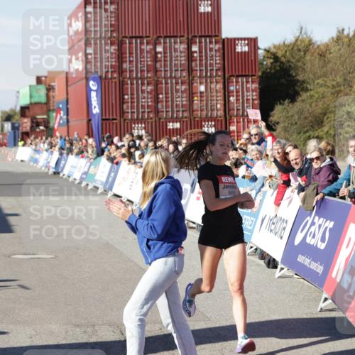 03.10.2025 - Köhlbrandbrückenlauf Jannik Wohlers http://msf.ph/oto/9076628 03.10.2025 12:46:54 Ziel 6483, 6516, 6740 meine-sportfotos.de