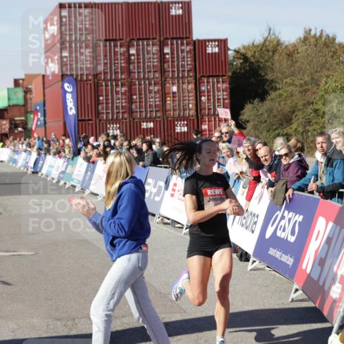 03.10.2025 - Köhlbrandbrückenlauf Jannik Wohlers http://msf.ph/oto/9076646 03.10.2025 12:46:54 Ziel 6483, 6516, 6740 meine-sportfotos.de