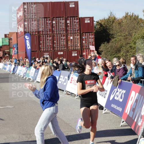 03.10.2025 - Köhlbrandbrückenlauf Jannik Wohlers http://msf.ph/oto/9076655 03.10.2025 12:46:54 Ziel 6483, 6516, 6740 meine-sportfotos.de