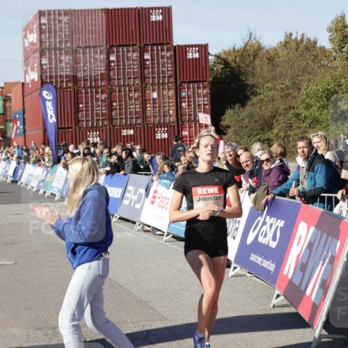 03.10.2025 - Köhlbrandbrückenlauf Jannik Wohlers http://msf.ph/oto/9076666 03.10.2025 12:46:54 Ziel 6483, 6516, 6740 meine-sportfotos.de