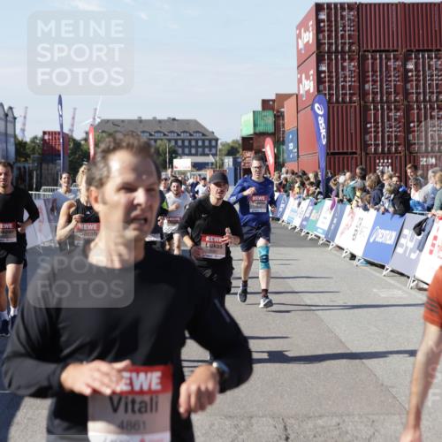 03.10.2025 - Köhlbrandbrückenlauf Jannik Wohlers http://msf.ph/oto/9076679 03.10.2025 13:17:04 Ziel 4168, 4242, 4331, 4359, 4361, 4605, 4861, 4978, 4982, 5033, 5073, 5087, 5090, 5100, 5302, 5453, 5467, 5479, 5667, 5840, 6474, 6623, 6626, 6658 meine-sportfotos.de