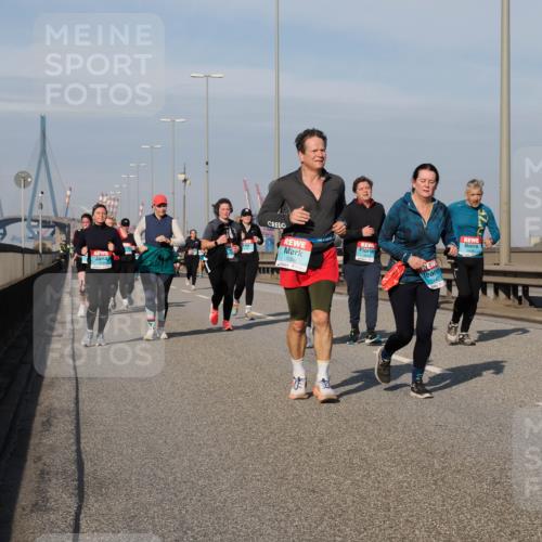 03.10.2025 - Köhlbrandbrückenlauf Fabian Wolf http://msf.ph/oto/9076683 03.10.2025 10:15:30 Position 3 1256, 9442 meine-sportfotos.de