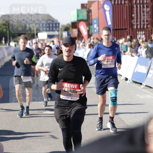 03.10.2025 - Köhlbrandbrückenlauf Jannik Wohlers http://msf.ph/oto/9076710 03.10.2025 13:17:06 Ziel 4242, 4331, 4359, 4361, 4861, 4978, 4982, 5033, 5073, 5087, 5090, 5100, 5479, 5667, 5840, 6431, 6474, 6623, 6626 meine-sportfotos.de