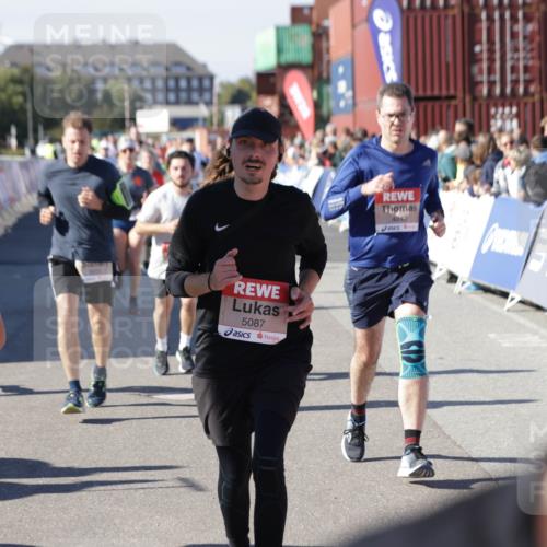 03.10.2025 - Köhlbrandbrückenlauf Jannik Wohlers http://msf.ph/oto/9076721 03.10.2025 13:17:06 Ziel 4242, 4331, 4359, 4361, 4861, 4978, 4982, 5033, 5073, 5087, 5090, 5100, 5479, 5667, 5840, 6431, 6474, 6623, 6626 meine-sportfotos.de