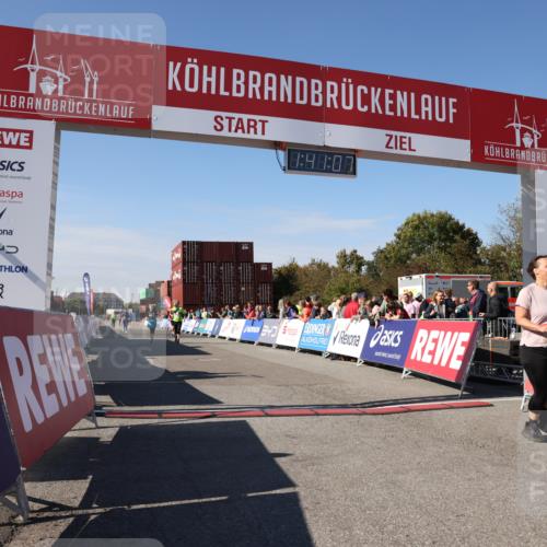 03.10.2025 - Köhlbrandbrückenlauf Lena Gebhardt http://msf.ph/oto/9076736 03.10.2025 13:41:07 Ziel 5116, 5121, 6317, 6437 meine-sportfotos.de