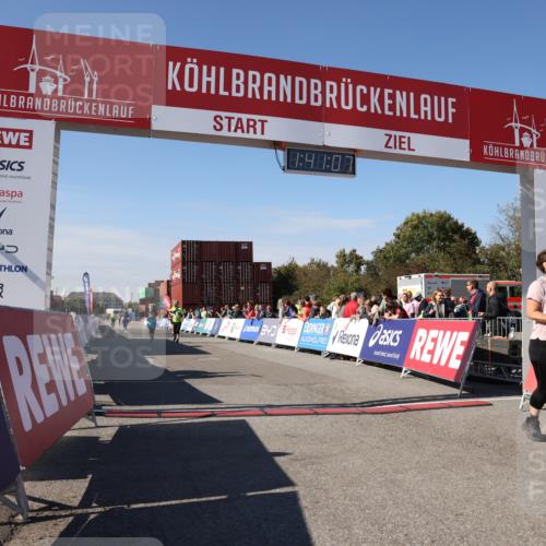 03.10.2025 - Köhlbrandbrückenlauf Lena Gebhardt http://msf.ph/oto/9076751 03.10.2025 13:41:07 Ziel 5116, 5121, 6317, 6437 meine-sportfotos.de