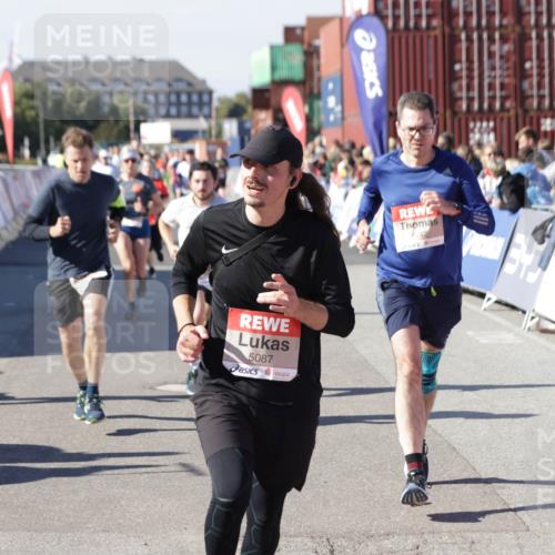 03.10.2025 - Köhlbrandbrückenlauf Jannik Wohlers http://msf.ph/oto/9076767 03.10.2025 13:17:06 Ziel 4242, 4331, 4359, 4361, 4861, 4978, 4982, 5033, 5073, 5087, 5090, 5100, 5479, 5667, 5840, 6431, 6474, 6623, 6626 meine-sportfotos.de