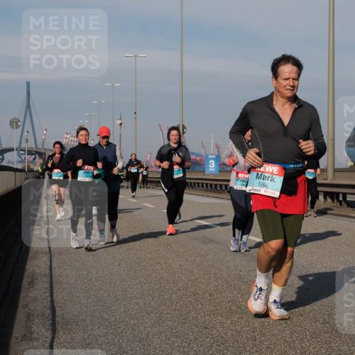 03.10.2025 - Köhlbrandbrückenlauf Fabian Wolf http://msf.ph/oto/9076773 03.10.2025 10:15:32 Position 3 1819, 3442, 1256, 2442 meine-sportfotos.de