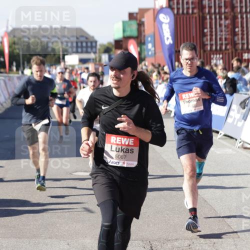 03.10.2025 - Köhlbrandbrückenlauf Jannik Wohlers http://msf.ph/oto/9076778 03.10.2025 13:17:06 Ziel 4242, 4331, 4359, 4361, 4861, 4978, 4982, 5033, 5073, 5087, 5090, 5100, 5479, 5667, 5840, 6431, 6474, 6623, 6626 meine-sportfotos.de