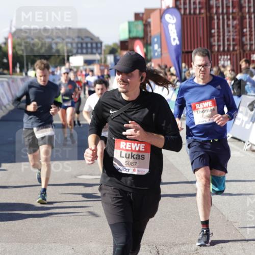 03.10.2025 - Köhlbrandbrückenlauf Jannik Wohlers http://msf.ph/oto/9076790 03.10.2025 13:17:06 Ziel 4242, 4331, 4359, 4361, 4861, 4978, 4982, 5033, 5073, 5087, 5090, 5100, 5479, 5667, 5840, 6431, 6474, 6623, 6626 meine-sportfotos.de