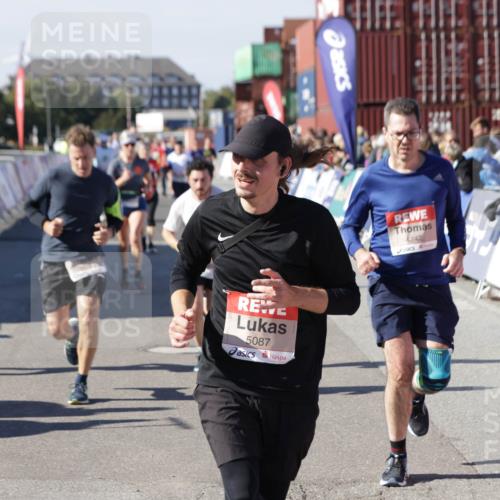 03.10.2025 - Köhlbrandbrückenlauf Jannik Wohlers http://msf.ph/oto/9076796 03.10.2025 13:17:06 Ziel 4242, 4331, 4359, 4361, 4861, 4978, 4982, 5033, 5073, 5087, 5090, 5100, 5479, 5667, 5840, 6431, 6474, 6623, 6626 meine-sportfotos.de