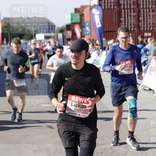 03.10.2025 - Köhlbrandbrückenlauf Jannik Wohlers http://msf.ph/oto/9076812 03.10.2025 13:17:06 Ziel 4242, 4331, 4359, 4361, 4861, 4978, 4982, 5033, 5073, 5087, 5090, 5100, 5479, 5667, 5840, 6431, 6474, 6623, 6626 meine-sportfotos.de