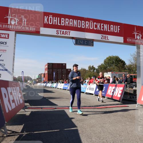 03.10.2025 - Köhlbrandbrückenlauf Lena Gebhardt http://msf.ph/oto/9076860 03.10.2025 13:41:17 Ziel 5116, 5121, 5197, 5421 meine-sportfotos.de