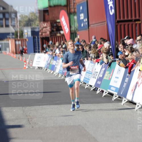 03.10.2025 - Köhlbrandbrückenlauf Jannik Wohlers http://msf.ph/oto/9076869 03.10.2025 12:47:27 Ziel 6638 meine-sportfotos.de