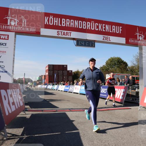 03.10.2025 - Köhlbrandbrückenlauf Lena Gebhardt http://msf.ph/oto/9076870 03.10.2025 13:41:17 Ziel 5116, 5121, 5197, 5421 meine-sportfotos.de