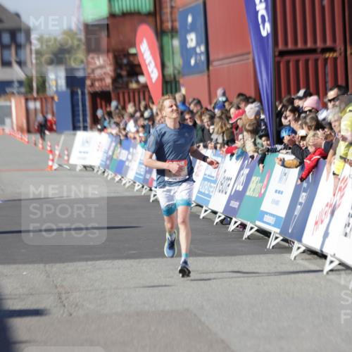 03.10.2025 - Köhlbrandbrückenlauf Jannik Wohlers http://msf.ph/oto/9076885 03.10.2025 12:47:27 Ziel 6638 meine-sportfotos.de