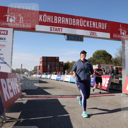 03.10.2025 - Köhlbrandbrückenlauf Lena Gebhardt http://msf.ph/oto/9076887 03.10.2025 13:41:17 Ziel 5116, 5121, 5197, 5421 meine-sportfotos.de