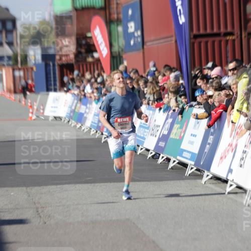 03.10.2025 - Köhlbrandbrückenlauf Jannik Wohlers http://msf.ph/oto/9076898 03.10.2025 12:47:27 Ziel 6638 meine-sportfotos.de