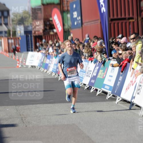 03.10.2025 - Köhlbrandbrückenlauf Jannik Wohlers http://msf.ph/oto/9076907 03.10.2025 12:47:27 Ziel 6638 meine-sportfotos.de