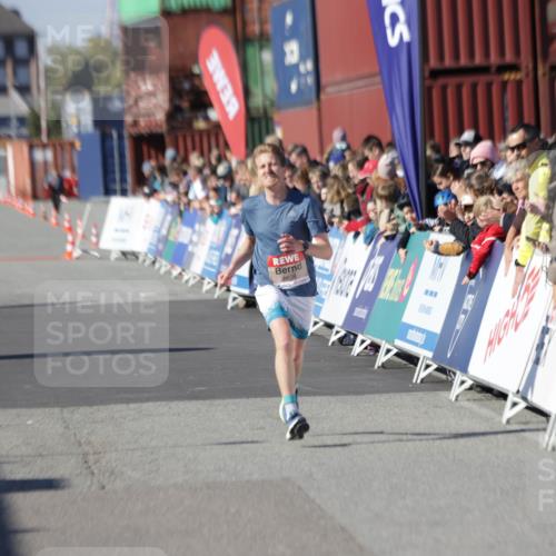 03.10.2025 - Köhlbrandbrückenlauf Jannik Wohlers http://msf.ph/oto/9076922 03.10.2025 12:47:27 Ziel 6638 meine-sportfotos.de