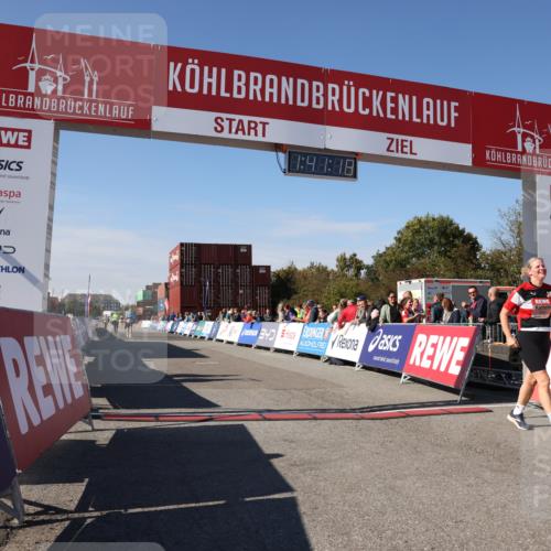 03.10.2025 - Köhlbrandbrückenlauf Lena Gebhardt http://msf.ph/oto/9076930 03.10.2025 13:41:18 Ziel 5116, 5121, 5197, 5421 meine-sportfotos.de