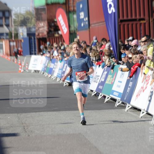 03.10.2025 - Köhlbrandbrückenlauf Jannik Wohlers http://msf.ph/oto/9076931 03.10.2025 12:47:27 Ziel 6638 meine-sportfotos.de