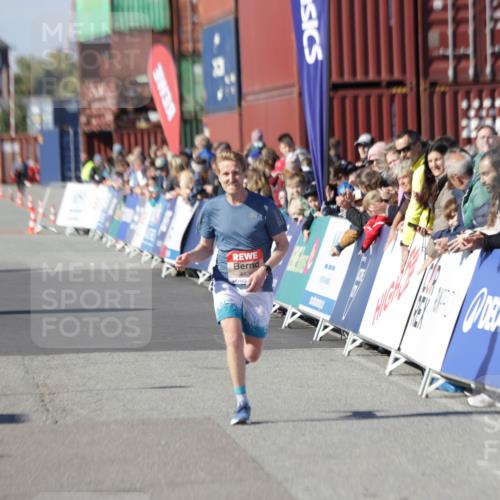03.10.2025 - Köhlbrandbrückenlauf Jannik Wohlers http://msf.ph/oto/9076967 03.10.2025 12:47:28 Ziel 6638 meine-sportfotos.de