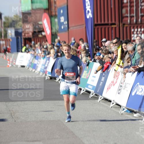 03.10.2025 - Köhlbrandbrückenlauf Jannik Wohlers http://msf.ph/oto/9076982 03.10.2025 12:47:28 Ziel 6638 meine-sportfotos.de